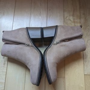 White Mountain Chelsea Boots